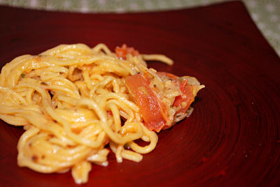 Spaguettis rosso con  tomates cherrys y albahaca opt